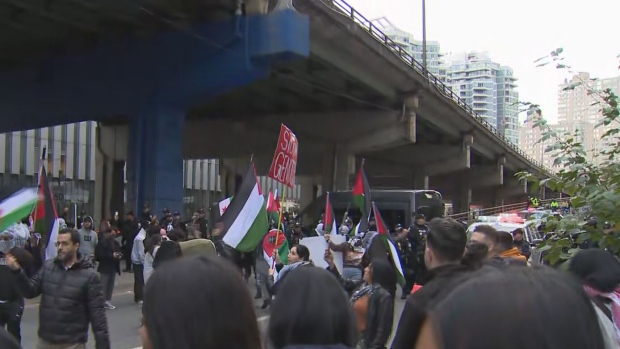 数千人在多伦多市中心举行亲巴勒斯坦集会