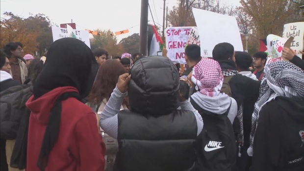 学生发起的抗议以色列-哈马斯战争的示威活动在多伦多举行