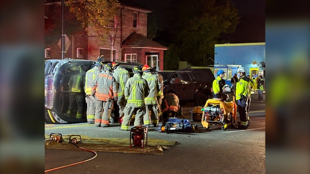多辆停放的车辆被SUV撞击并翻车后，男子被送往多伦多Junction社区的医院