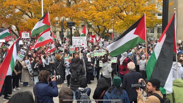 亲巴勒斯坦集会在美国领事馆吸引大量人群