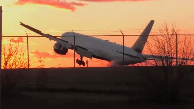 加拿大航空公司飞机在多伦多皮尔逊机场的“硬着陆”被视频拍下