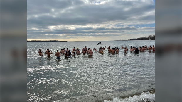 100多名男性在樱桃海滩的冰冷水中跳入，关注男性健康