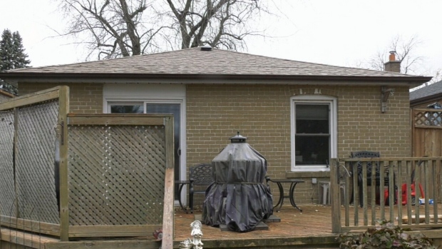 安大略省一名女子称自己在屋顶修复诈骗中失去8万美元，感到震惊和愤怒