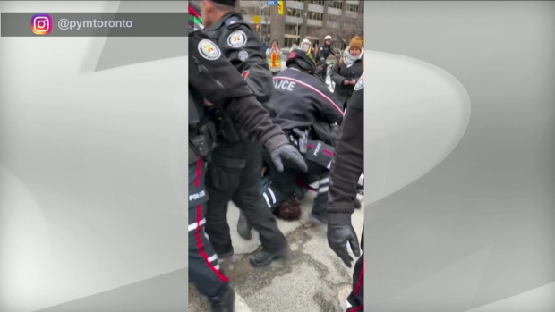 视频显示多伦多警官在逮捕过程中压制男子脖子，警方否认指控