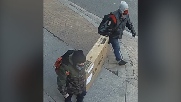 寻找两名嫌疑人，他们从多伦多市中心的储物柜中偷走了两支枪