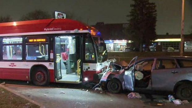 三人被送往医院，车辆在斯卡伯勒与TTC公交车相撞
