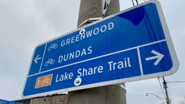 多伦多市称，"人为错误"导致部分新建的自行车道标志出现了错别字
