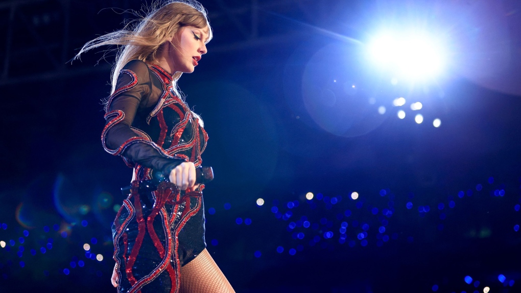 Thousands at Taylor Swift's São Paulo show create light display