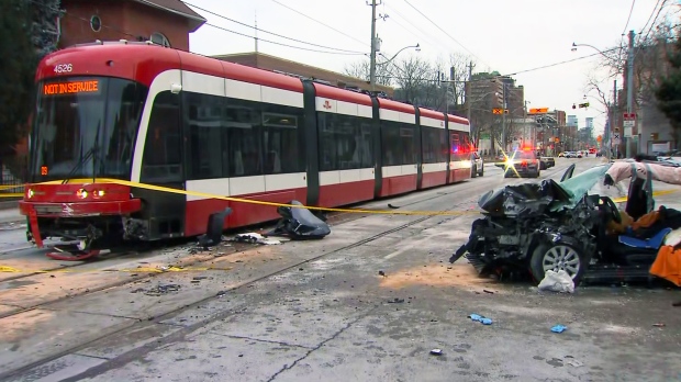 多伦多市中心发生车辆与TTC有轨电车相撞事故，两人重伤