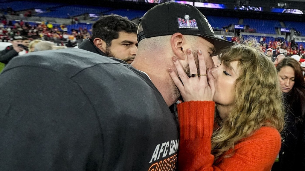 Taylor Swift greets Super Bowl-bound Travis Kelce with a kiss after Chiefs  win the AFC title game | CP24.com