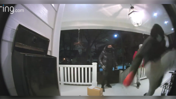 多伦多警方寻求辨认四名参与入室行窃的男子，发布监控视频