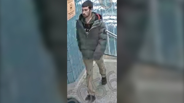 多伦多地铁上发生青少年被陌生人打击脸部事件，警方发布嫌疑人照片