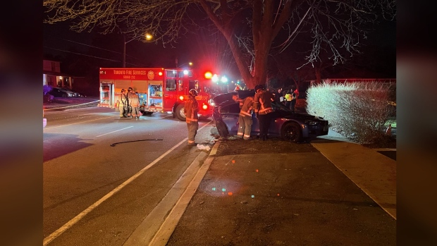 周六晚上，司机将车辆撞向一棵树，造成3人受伤，事发地点位于斯卡伯勒。
