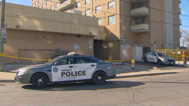 多伦多警方调查西区公寓楼内的一起凶杀案