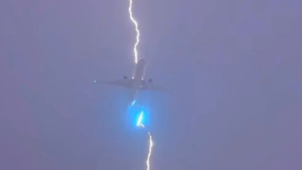 Plane struck by lightning | CP24.com