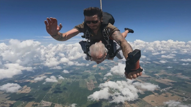 Guerriero canadese centenario si lancia con il paracadute per beneficenza