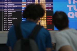 Passengers crowd the International flights departure terminal of Rome's Fiumicino airport, Friday, July 19, 2024, as many flights have been delayed or cancelled due to the worldwide internet outage. (AP Photo/Gregorio Borgia)