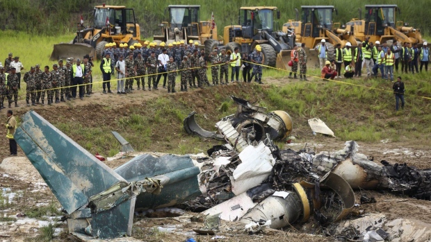 尼泊尔首都飞机起飞后坠毁，造成18人死亡，机长是仅存生还者