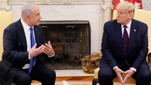 U.S. President Donald Trump, right, meets with Israeli Prime Minister Benjamin Netanyahu in the Oval Office in Washington on Sept. 15, 2020. (Alex Brandon / AP Photo)