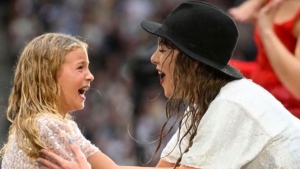 Taylor Swift gifts girl a 22 hat on stage