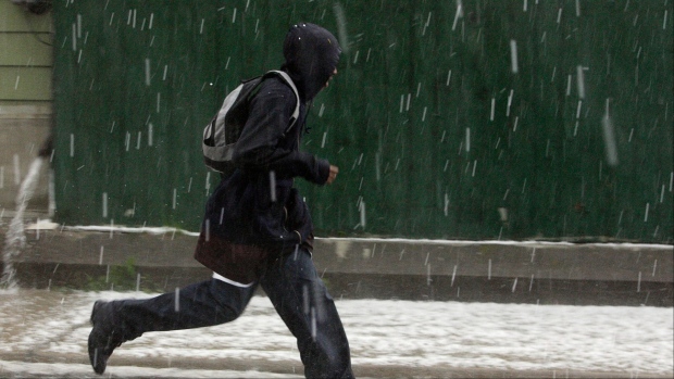 多伦多发布"刀"大小冰雹预警，暴风雨将至