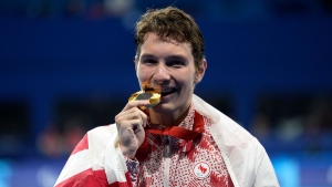 Nicholas Bennett poses with his gold medal after winning the men's 200 m. Individual medley SM14 at the 2024 Paralympics, Wednesday, Sept. 4, 2024, in Paris, France. (AP Photo/Aurelien Morissard)