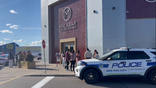 Police are investigating a Sept. 8 smash-and-grab robbery at at Malabar Gold & Diamonds at 6075 Mavis Rd. in Mississauga. (Screengrab from video by David Ritchie/CTV News Toronto)
