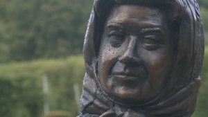 Mixed reaction over new Queen Elizabeth statue