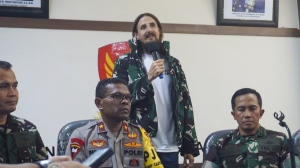 New Zealand pilot Phillip Mehrtens, center, who was held hostage for more than a year in the restive Papua region, talks to the media during a news conference after his release, in Timika, Papua province, Indonesia, Saturday, Sept. 21, 2024. (AP Photo/Endy Langobelen)