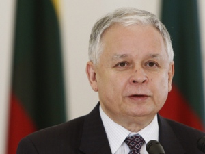 Poland's President Lech Kaczynski answer questions during a meeting with the press in the Presidential palace in Vilnius, Lithuania in this April 8, 2010 file photo. 