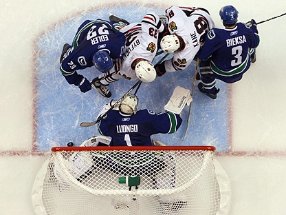 Roberto Luongo Delivers Emotional Speech As Jersey Is Raised To