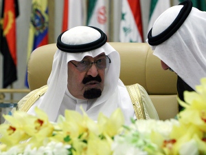 Saudi Arabia's King Abdullah, left, talks with an unidentified official during the closing ceremony of OPEC (Organization of the Petroleum Exporting Countries) summit in Riyadh, Saudi Arabia, Sunday Nov. 18, 2007.(AP / Hasan Sarbakhshian)