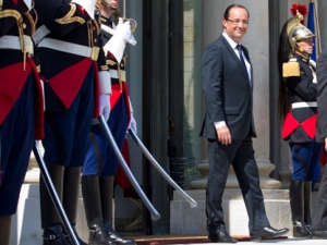 French President Francois Hollande waits for the arrival of Benin and African Union President Thomas Boni Yayi at the Elysee Palace in Paris, Tuesday May 29, 2012. (AP Photo Jacques Brinon)